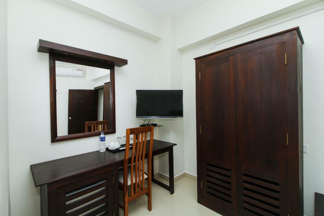 Hotel Nelly Marine Коломбо Экстерьер фото