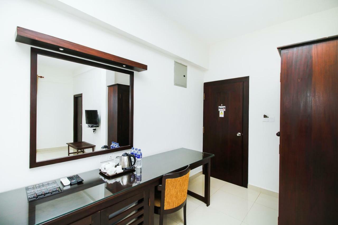 Hotel Nelly Marine Коломбо Экстерьер фото
