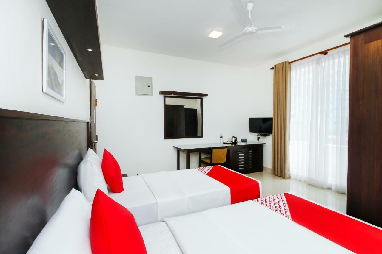 Hotel Nelly Marine Коломбо Экстерьер фото