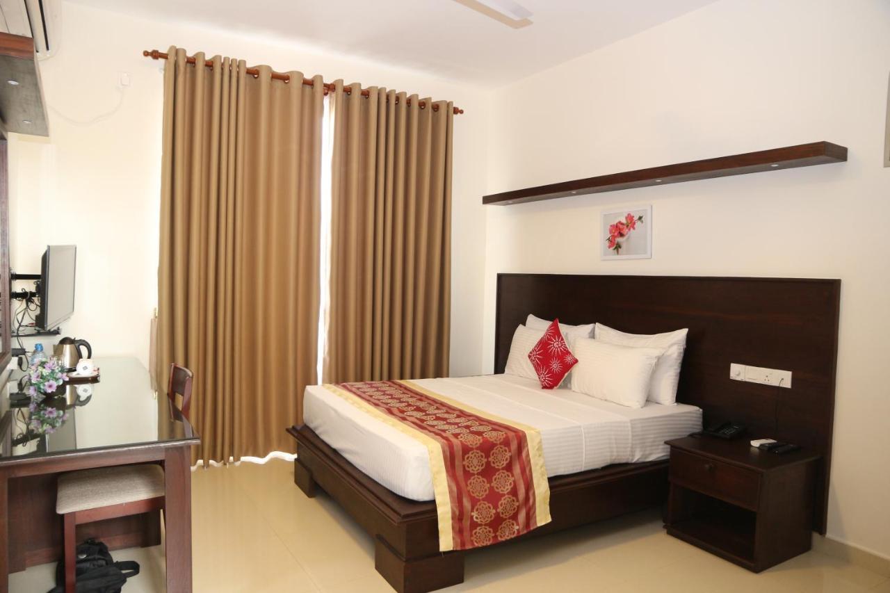 Hotel Nelly Marine Коломбо Экстерьер фото