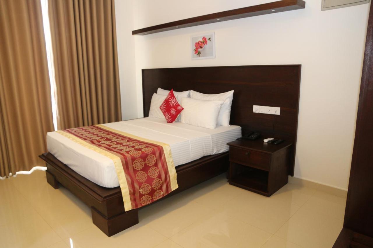Hotel Nelly Marine Коломбо Экстерьер фото