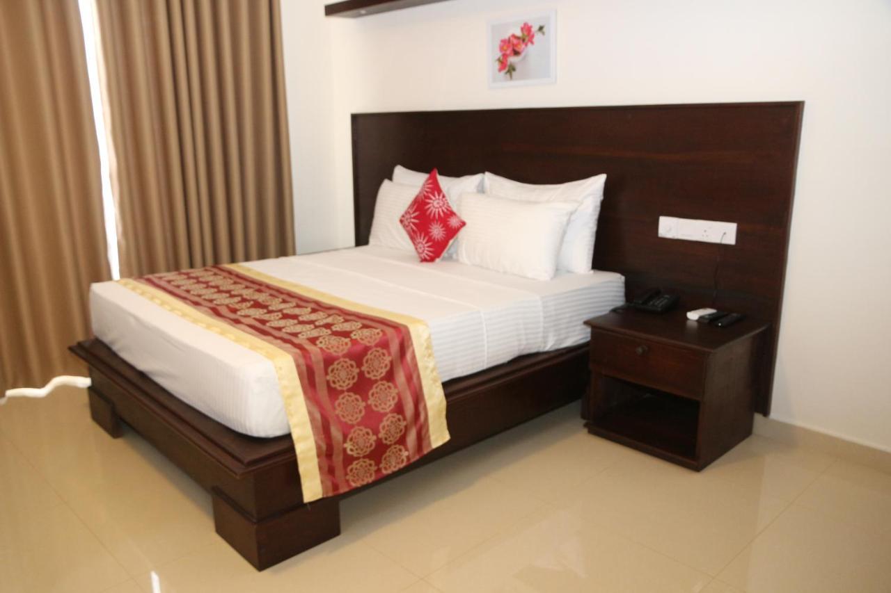 Hotel Nelly Marine Коломбо Экстерьер фото
